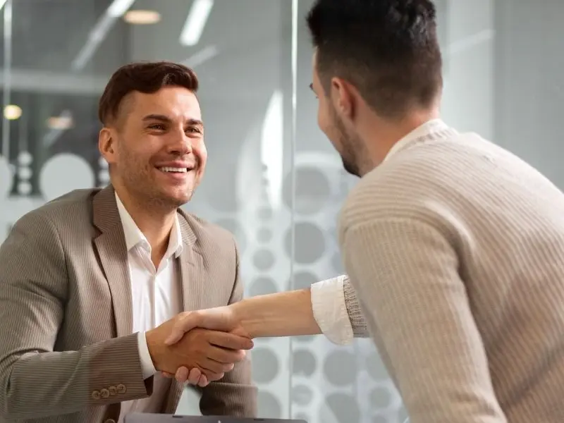 Consultores Odoo trabajando en equipo en un entorno profesional