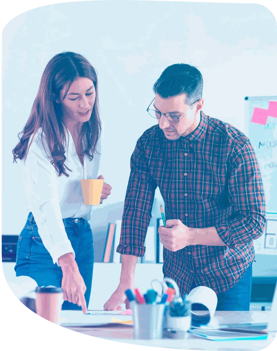 Expertos de Odoovers ayudando a emprendedores a lanzar su marca online